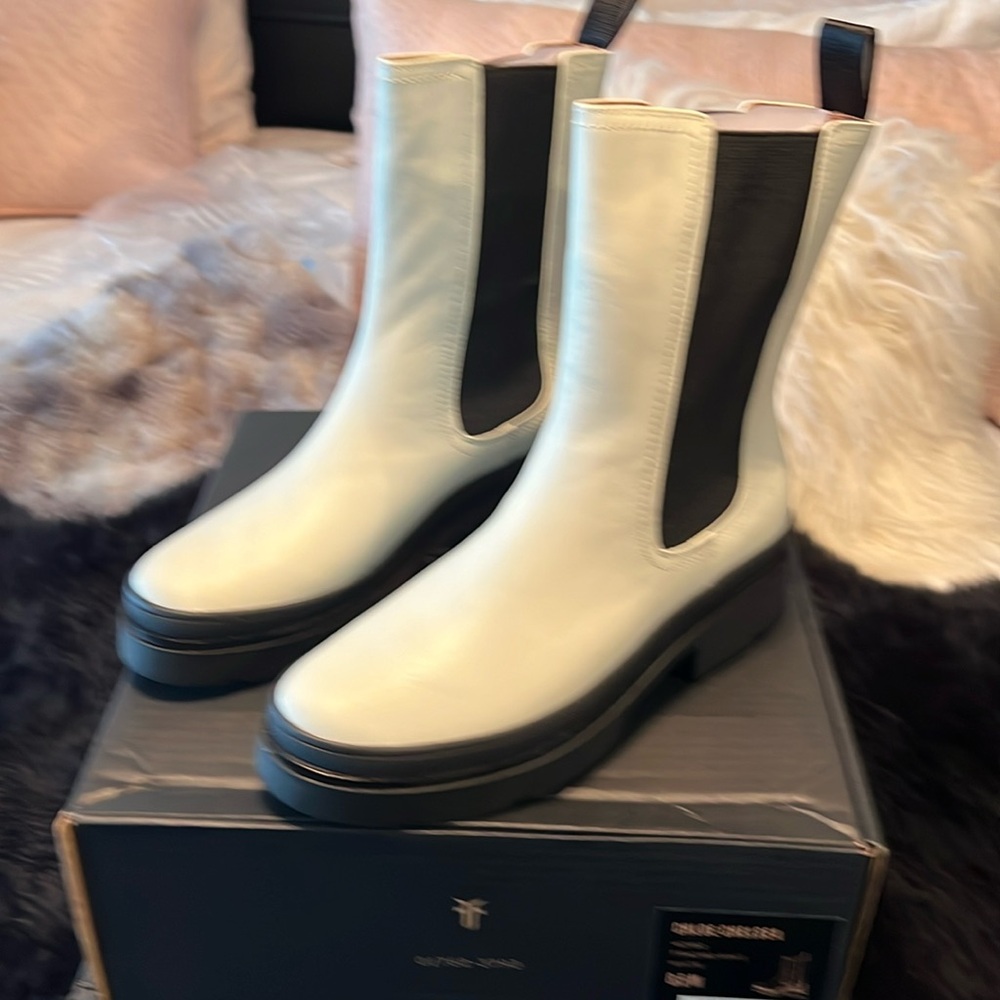 NIB FRYE Chloe Chelsea White Boots